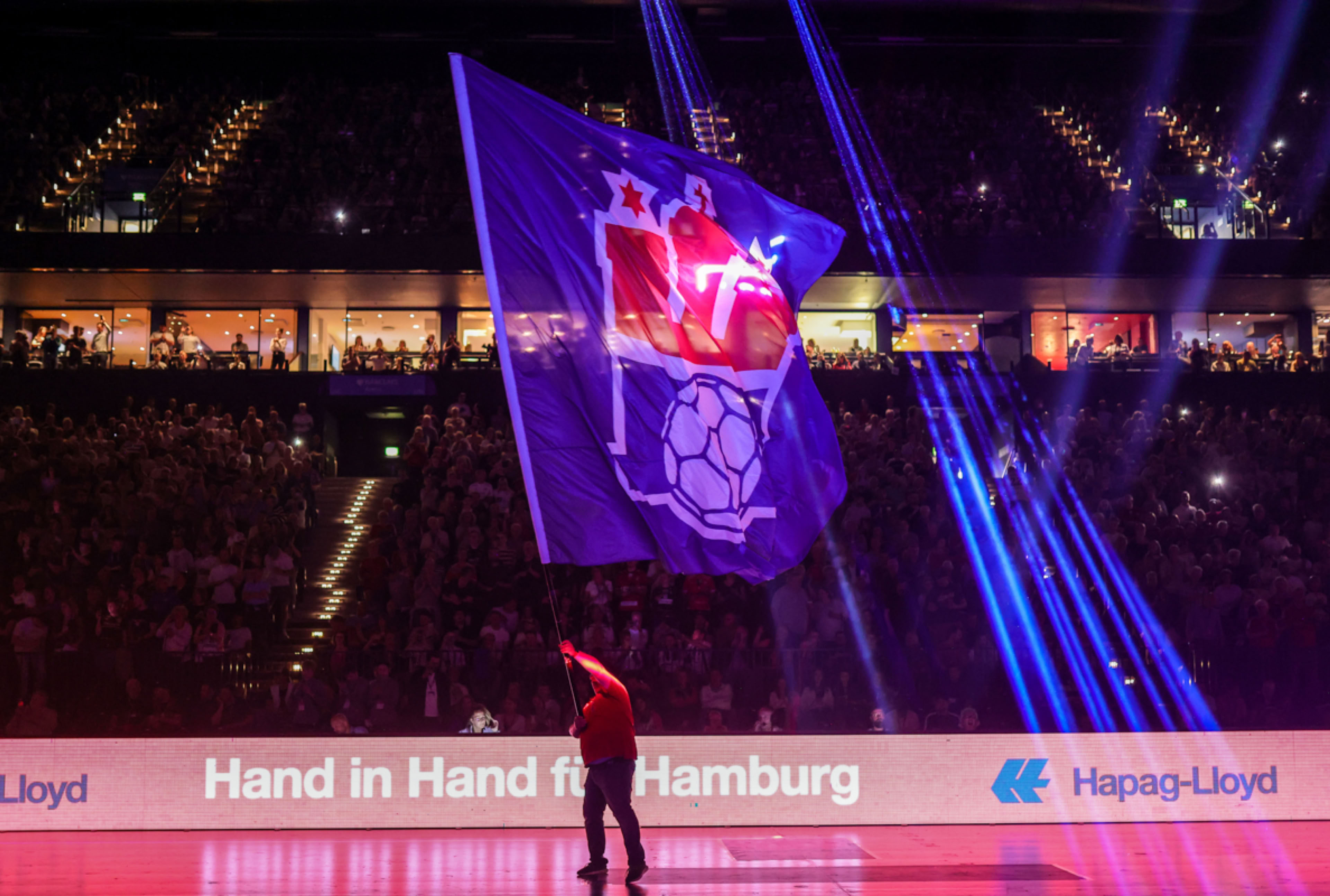 Flaggenschwenker des Fanclub Störtebeker e.V. beim Einlauf des Handball Sport Verein Hamburg