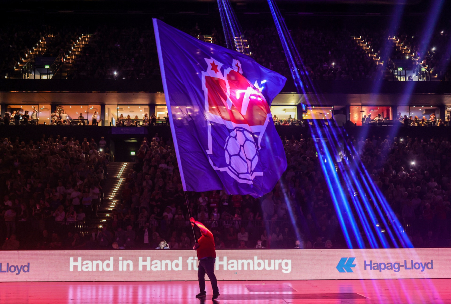 Flaggenschwenker des Fanclub Störtebeker e.V. beim Einlauf des Handball Sport Verein Hamburg