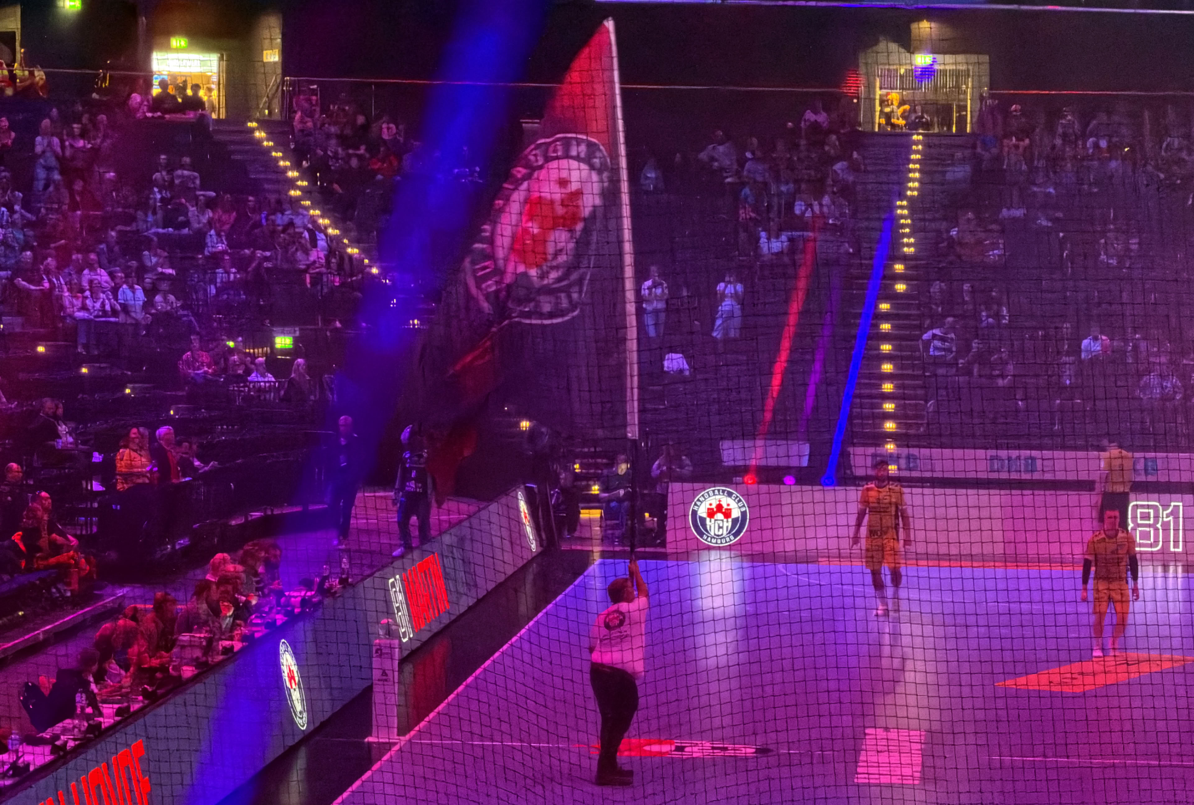Flaggenschwenker des Fanclub Störtebeker e.V. beim Einlauf des Handball Sport Verein Hamburg